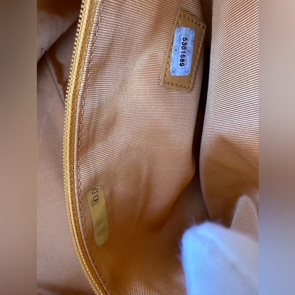 SOLD!!! COA Auth- Vintage Chanel Around 1998 Made “CC” Stitch Logo Charm Shoulde - Picture 2 of 14